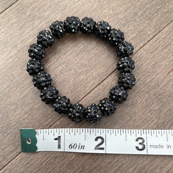 SUZY SHIER Women’s Black Sparkle Beaded Stretch Bracelet, Fashion Jewellery - Picture 4 of 5
